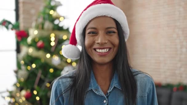 Mujer Afroamericana Sonriendo Confiada Celebrando Navidad Casa — Vídeos de Stock