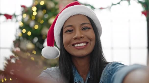 Африканська Американка Має Відеодзвінок Святкування Різдва Вдома — стокове відео