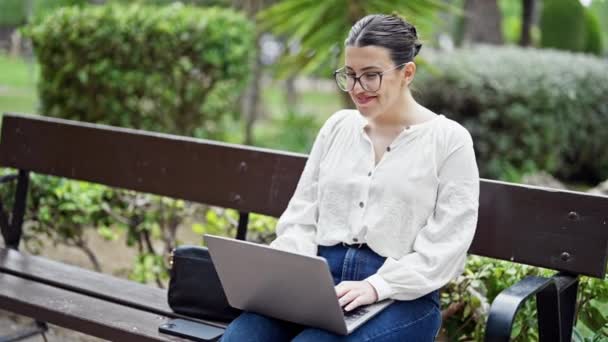 Junge Schöne Hispanische Frau Auf Einem Online Treffen Mit Laptop — Stockvideo