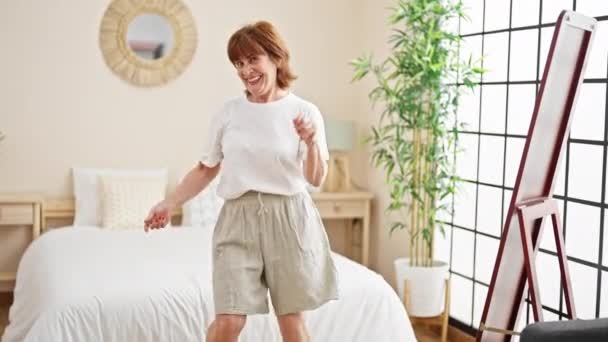 Orta Yaşlı Bir Kadın Gülümseyerek Yatak Odasında Dans Ediyor — Stok video