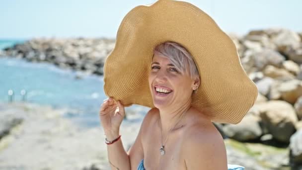 Jonge Vrouw Toeristische Dragen Bikini Zomer Hoed Glimlachen Het Strand — Stockvideo
