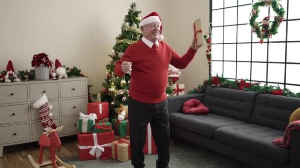 Sênior Segurando Presente Dançando Pela Árvore Natal Casa — Vídeo de Stock