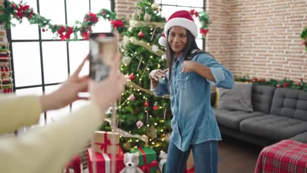 Afroamerikansk Kvinna Firar Jul Inspelning Dans Video Med Smartphone Hemma — Stockvideo