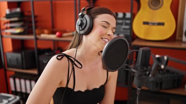 Mladý Krásný Hispánský Žena Muzikant Usměvavý Jistý Zpěv Píseň Hudebním — Stock video