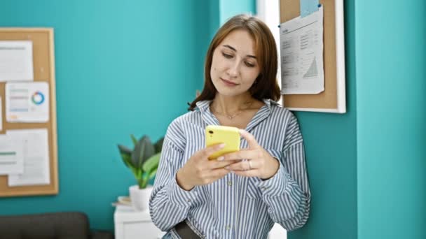 Νεαρή Γυναίκα Επιχειρηματίας Χαμογελώντας Αυτοπεποίθηση Χρησιμοποιώντας Smartphone Στο Γραφείο — Αρχείο Βίντεο