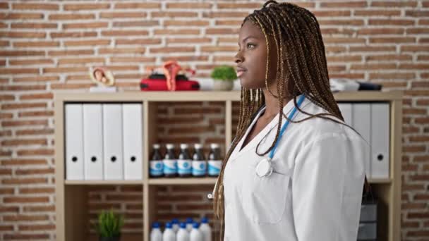 アフリカ系アメリカ人女性医師は 深刻な表現と腕で立って クリニックでジェスチャーを交差させました — ストック動画