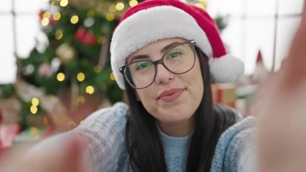 Молода Іспаномовна Жінка Махає Камери Різдвяною Ялинкою Робить Відеодзвінок Вдома — стокове відео