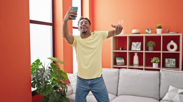 アフリカ系アメリカ人男性 自宅でビデオ通話ダンス — ストック動画