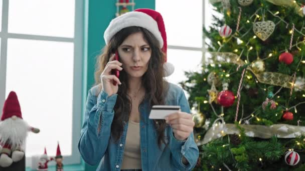 Noel Şapkası Takan Genç Güzel Bir Spanyol Kadın Elinde Kredi — Stok video