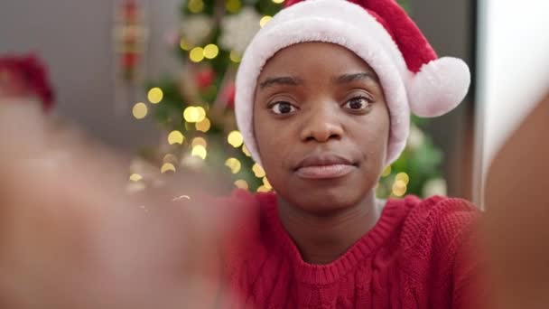 Afrikkalainen Amerikkalainen Nainen Juhlii Joulua Ottaa Videopuhelu Kotona — kuvapankkivideo