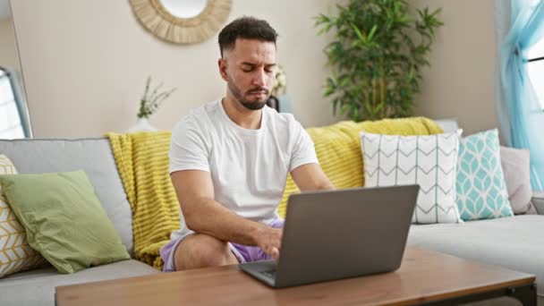 Jonge Arabier Man Met Laptop Lijden Voor Buikpijn Thuis — Stockvideo