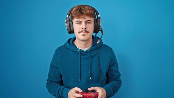 Ung Spansktalende Mand Spiller Videospil Ser Ked Isolerede Blå Baggrund – Stock-video