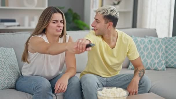 Beau Couple Regardant Télévision Battre Pour Télécommande Maison — Video