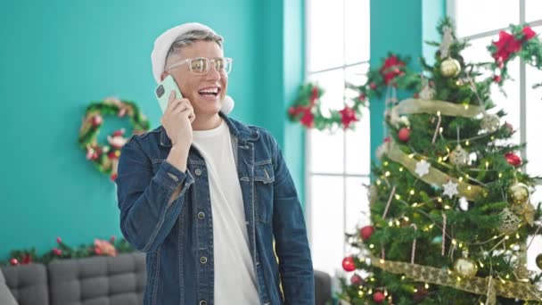 Jovem Caucasiano Falando Smartphone Celebrando Natal Casa — Vídeo de Stock