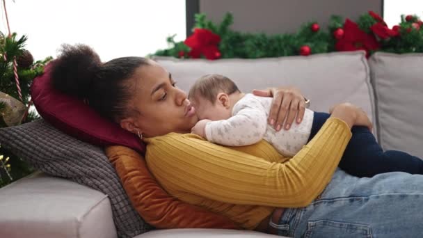 Μητέρα Και Γιος Ξαπλωμένοι Στον Καναπέ Γιορτάζοντας Χριστούγεννα Στο Σπίτι — Αρχείο Βίντεο