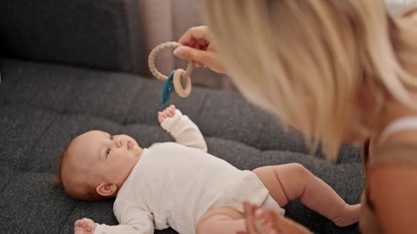 Mutter Und Tochter Liegen Auf Sofa Und Spielen Hause Mit — Stockvideo