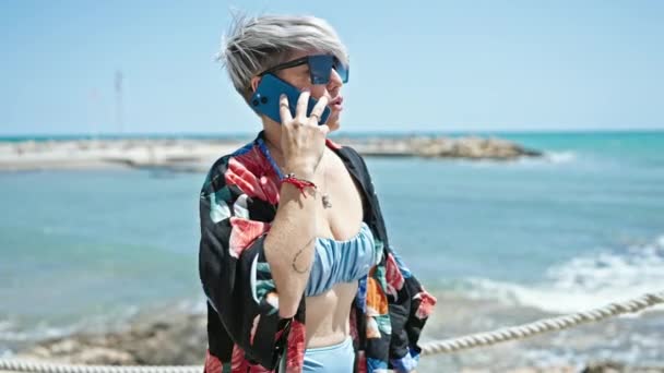 Jovem Turista Vestindo Biquíni Óculos Sol Falando Smartphone Praia — Vídeo de Stock