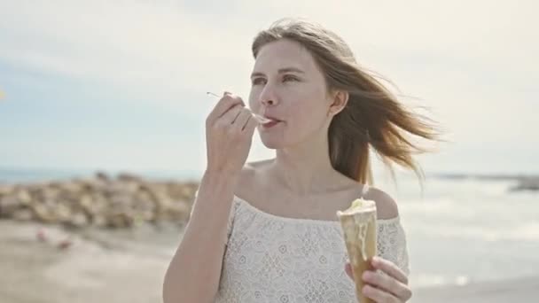 Jeune Femme Blonde Touriste Souriant Confiance Manger Crème Glacée Bord — Video