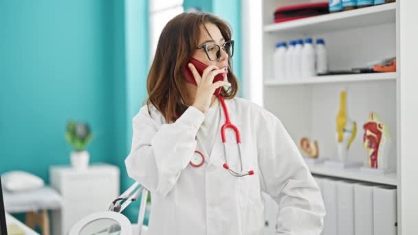Joven Hermosa Doctora Hispana Hablando Teléfono Inteligente Sosteniendo Botella Medicación — Vídeos de Stock