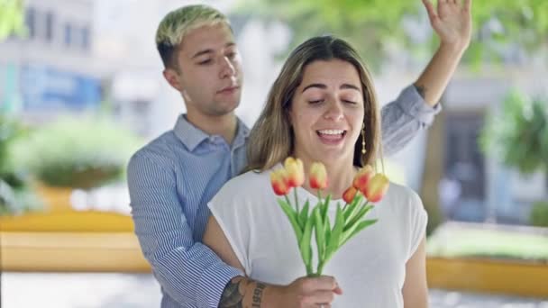 Belle Surprise Couple Avec Bouquet Fleurs Embrassant Parc — Video