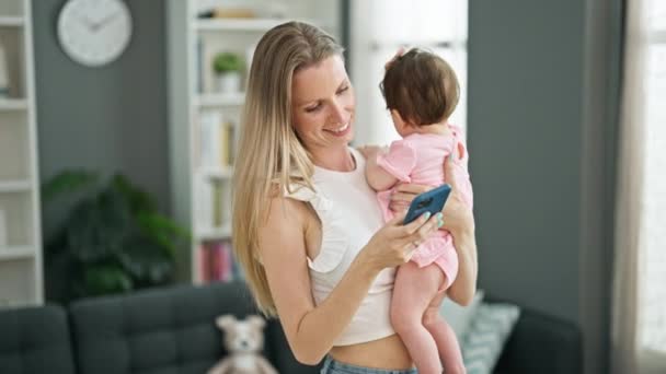 Mãe Filha Abraçando Uns Aos Outros Usando Smartphone Casa — Vídeo de Stock