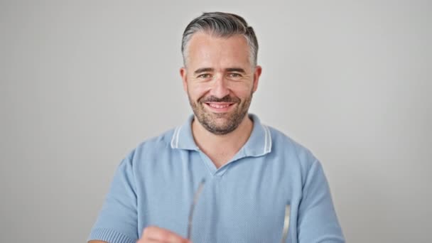 Grijsharige Man Glimlachend Zelfverzekerd Met Bril Geïsoleerde Witte Achtergrond — Stockvideo