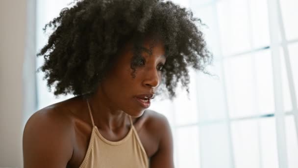 Afrikalı Amerikalı Kadın Evdeki Kanepede Otururken Strese Girdi — Stok video