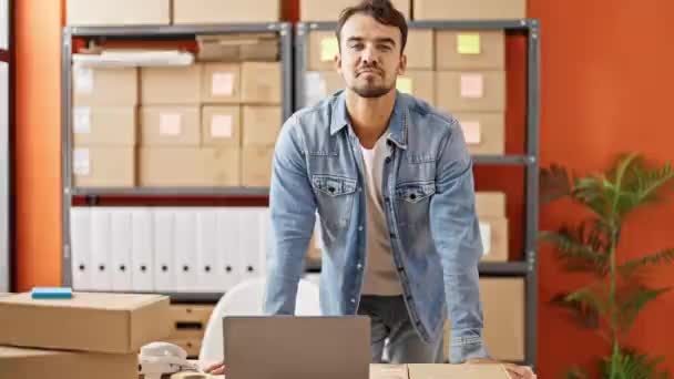 Jovem Hispânico Homem Comércio Eletrônico Empresário Sorrindo Confiante Por Laptop — Vídeo de Stock
