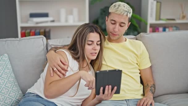 Beau Couple Utilisant Pavé Tactile Assis Sur Canapé Souriant Maison — Video