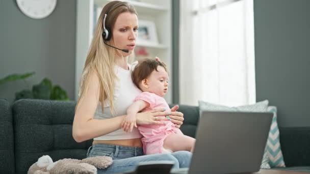 Mãe Filha Trabalhando Enquanto Cuidam Bebê Casa — Vídeo de Stock