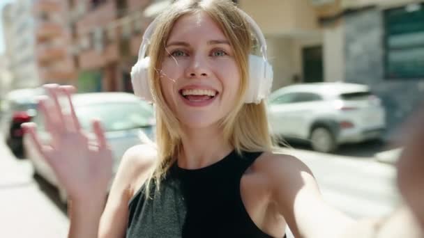 Young Blonde Woman Smiling Confident Having Video Call Street — ストック動画