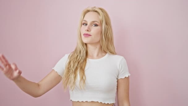 Junge Blonde Frau Lächelt Mit Geste Über Isoliertem Rosa Hintergrund — Stockvideo