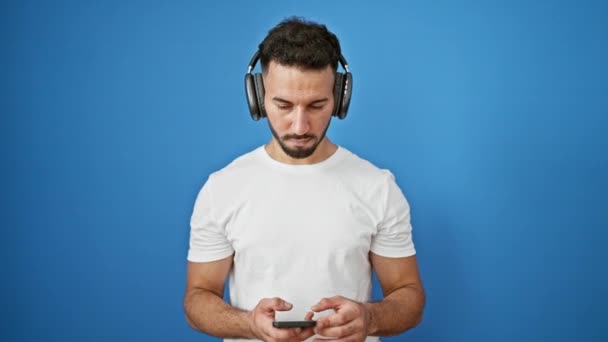 Jeune Homme Arabe Écoutant Musique Dansant Sur Fond Bleu Isolé — Video