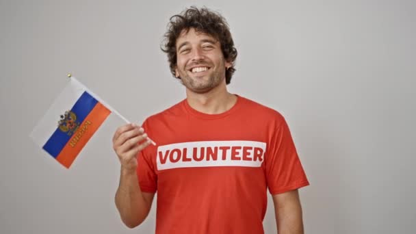 Mladý Hispánec Muž Aktivista Drží Ruskou Vlajku Nad Izolované Bílé — Stock video