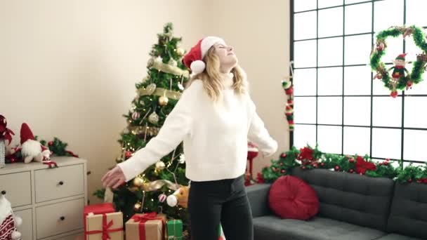 Joven Mujer Rubia Sonriendo Confiada Pie Junto Árbol Navidad Casa — Vídeos de Stock