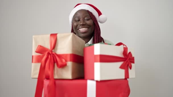 Mujer Africana Con Cabello Trenzado Con Sombrero Navidad Sosteniendo Regalos — Vídeos de Stock