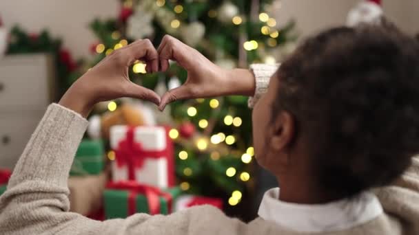Afričanky Americká Žena Dělá Srdce Gesto Sedí Podlaze Vánočního Stromku — Stock video