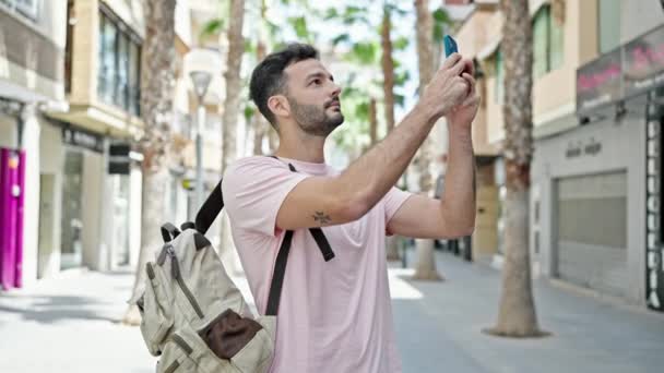 在街上用智能手机记录视频的年轻人背着背包 — 图库视频影像