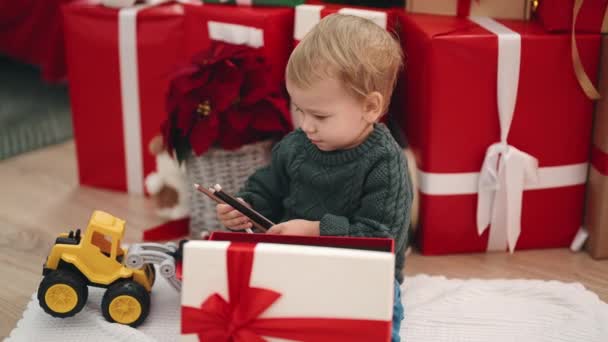 Adorável Criança Loira Desempacotando Presente Natal Sentado Chão Casa — Vídeo de Stock