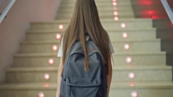 Jeune Belle Étudiante Portant Sac Dos Montant Les Escaliers École — Video