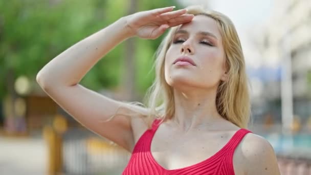 Mujer Rubia Joven Mirando Cielo Cubriendo Sol Con Mano Parque — Vídeo de stock