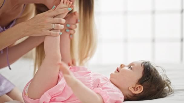 Mère Fille Couchées Sur Lit Embrassant Les Pieds Dans Chambre — Video