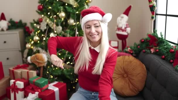Genç Sarışın Kadın Noel Ağacının Yanında Kanepede Oturmuş Evde Dans — Stok video