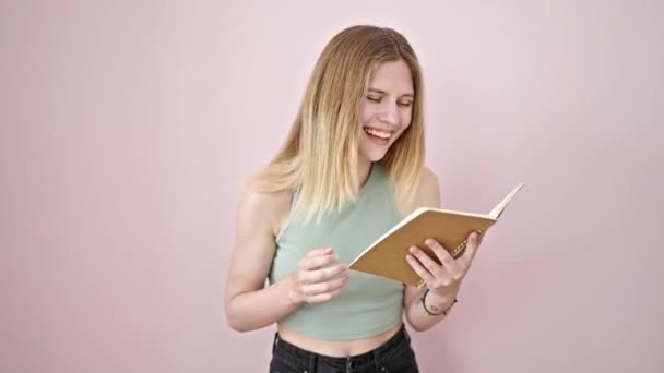 Junge Blonde Frau Liest Buch Und Lacht Viel Über Isolierten — Stockvideo