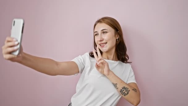 Mujer Joven Sonriendo Confiada Haciendo Selfie Por Teléfono Inteligente Sobre — Vídeos de Stock