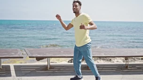 Afroamericano Uomo Sorridente Sicuro Ballando Mare — Video Stock