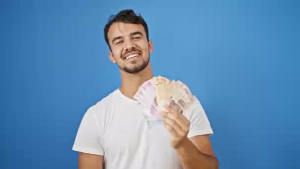 Mladý Hispánec Muž Usměvavý Sebevědomě Drží Mexické Pesos Přes Izolované — Stock video