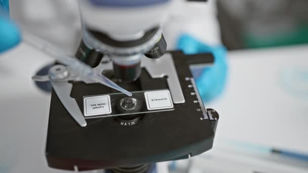 Вчений Середнього Віку Використовує Мікроскоп Лабораторії — стокове відео