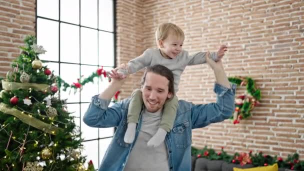 Πατέρας Και Γιος Γιορτάζουν Τον Χριστουγεννιάτικο Χορό Στο Σπίτι — Αρχείο Βίντεο