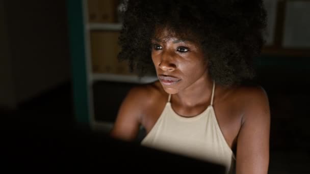 Trabajadora Negocios Afroamericana Usando Computadora Trabajando Oficina — Vídeo de stock